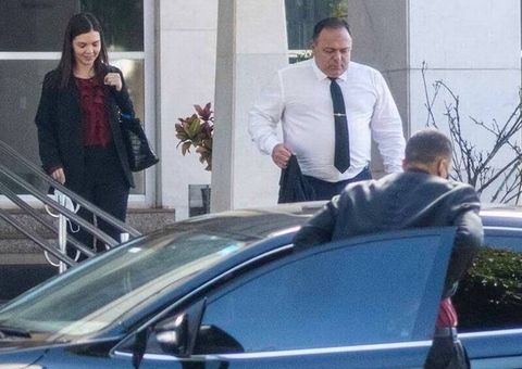 Sem máscara, Pazuello e namorada são flagrados saindo de hotel militar