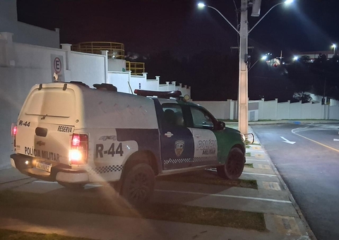 Assaltantes rendem adolescente com faca no pescoço e moradores se revoltam em Manaus