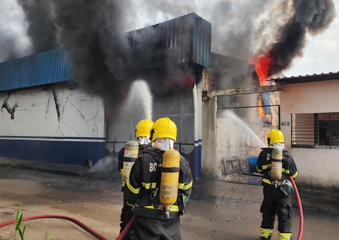 Bombeiros controlam incêndio na Denito's, mas fábrica corre risco de desabar