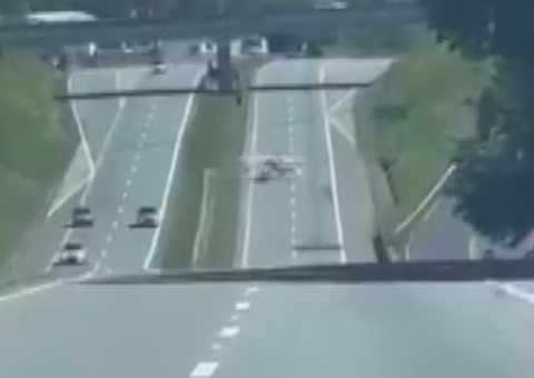 Em meio aos carros, avião faz pouso forçado em rodovia após pane; vídeo
