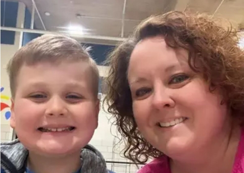 Menino de 8 anos usa celular da mãe e compra R$ 23 mil em pirulitos nos EUA