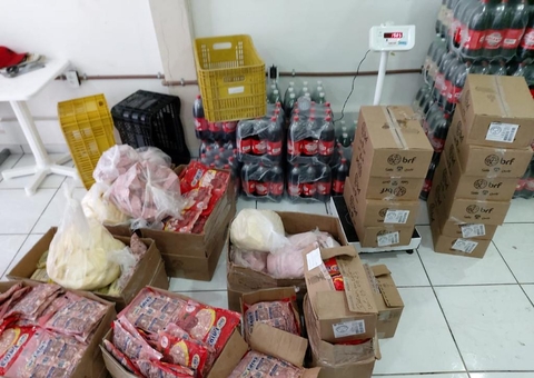 Polícia apreende meia tonelada de comida estragada em empresa de frios de Manaus