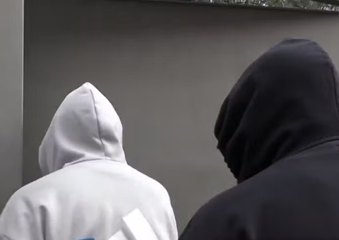 Um dia após ser solto, Dani Alves dá festa em casa e recebe amigos encapuzados