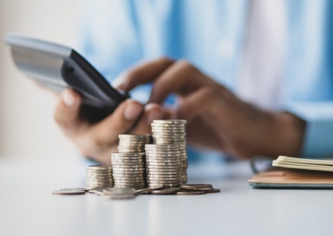 INSS informa data de devolução dos descontos indevidos de abril e alerta sobre golpes