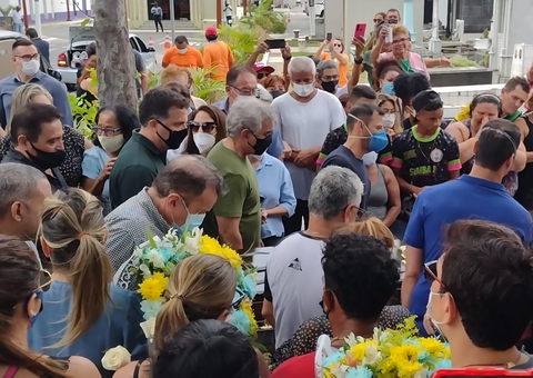 Vídeos: Do cortejo a pé ao emocionante último adeus no enterro de Murilo Rayol
