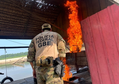 Operação da PF destrói mais de 220 balsas de garimpos ilegais no Amazonas