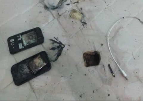 Homem dorme segurando celular plugado na tomada, leva choque e morre