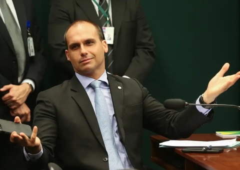 Eduardo Bolsonaro diz que operação contra irmão é 'ilegal', 'imoral' e acusa PF de excessos