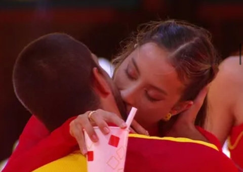 Vídeo: Maike e Renata se beijam durante festa do BBB25