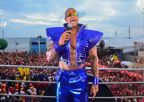 Leo Santana abre desfile em Salvador com desfile sem corda e coro de fãs