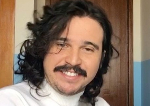 Humorista ganha luminária no amigo secreto do Fantástico e reação viraliza 