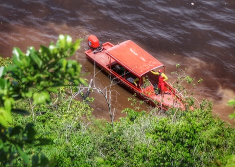 Homem é morto a pauladas e jogado com motocicleta de barranco em Manaus 