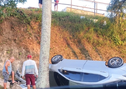 Motorista perde o controle de carro e cai de barranco em Manaus; vídeo