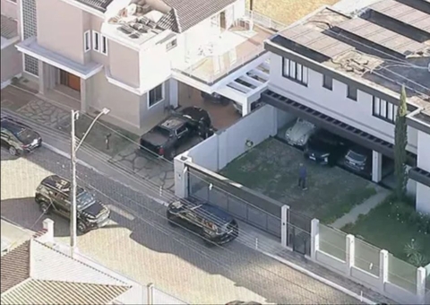 PF apreende 14 mil dólares na casa de Bolsonaro durante operação 