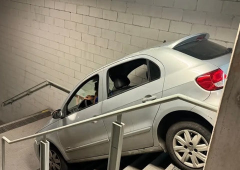 Torcedor erra saída e desce escadaria no Mineirão com carro; vídeo