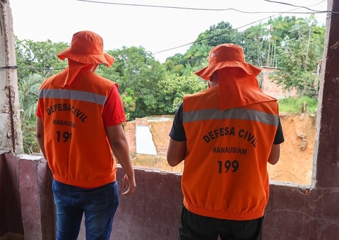 Famílias afetadas por desbarrancamento recebem assistência no Mauazinho