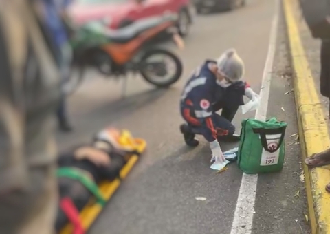 Motociclista de app e passageiro ficam feridos após colisão com poste em Manaus