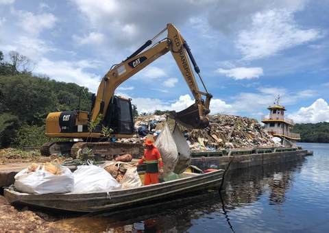 Limpeza na orla do Rio Negro e lixeiras flutuantes são intensificadas em Manaus