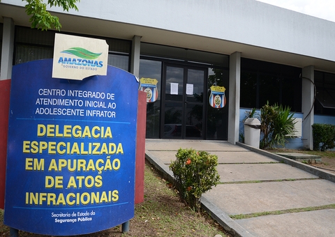 Após dar de cara na pista em fuga da polícia, adolescente é apreendido em Manaus