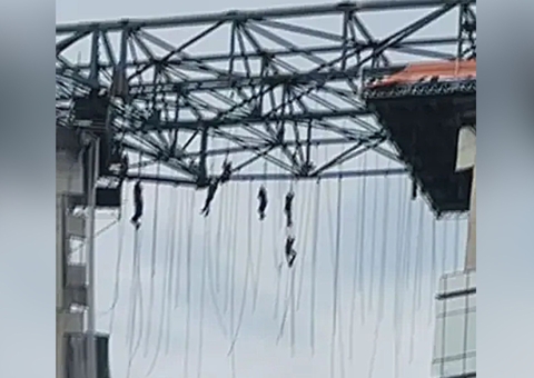 Estrutura de obra cai e operários ficam pendurados a 140 metros de altura; vídeo