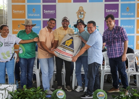 Famílias de agricultores recebem rações, mudas e sementes em Manaus