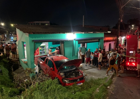 Em marcha ré, carro desgovernado invade bar, mata uma pessoa e deixa dois feridos no Armando Mendes