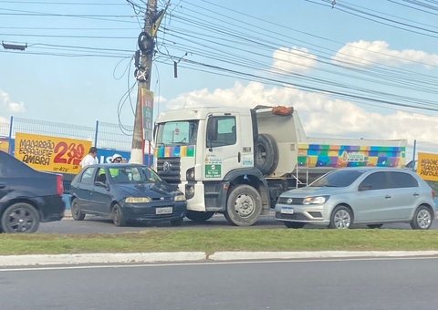 Acidente com caminhão caçamba causa congestionamento na Efigênio Salles