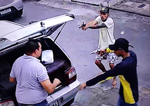 Vídeo mostra dupla armada roubando homem enquanto trocava pneu em Manaus