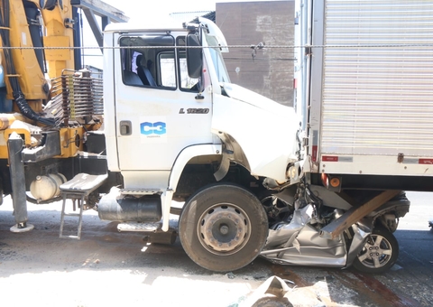 Carro é esmagado entre caminhão e carreta em acidente em Manaus