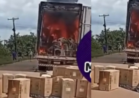 Caminhão baú pega fogo na BR-319; ninguém se feriu