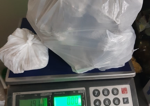 Jovem é presa com 2 kg de drogas dentro de barco no Amazonas 