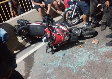 Motociclista é arremessado ao colidir com carro na Ponte Rio Negro