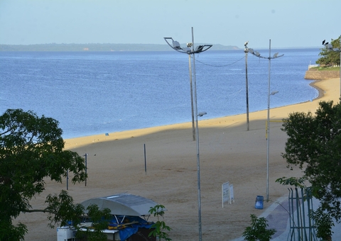 Postes de energia da Ponta Negra são desligados devido à cheia do rio em Manaus