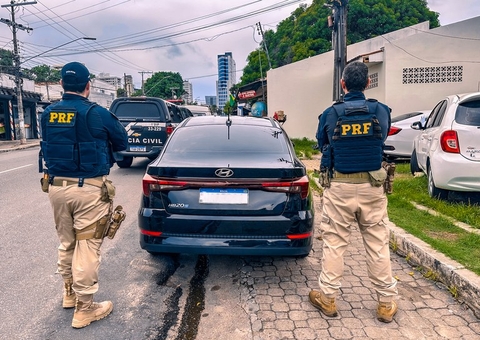 Motorista é preso ao ser flagrado na BR-319 com carro roubado de locadora 