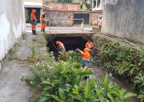 Prefeitura retira lixo e até eletrodomésticos de igarapés de Manaus