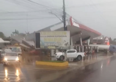 Estrutura de posto de combustível desaba durante chuva em Iranduba