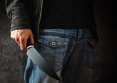 Homem é assassinado com 15 facadas na calada da noite em Manaus