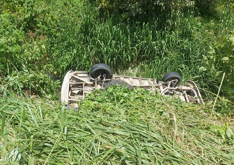Motorista perde o controle em curva e Kombi capota com 8 pessoas em Manaus