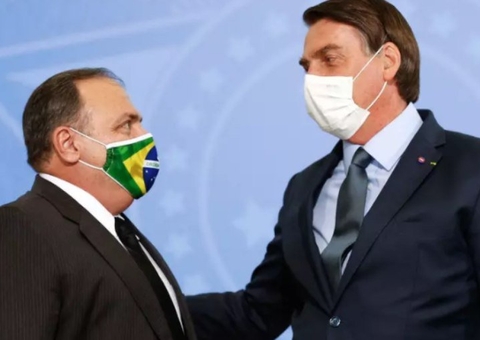 Bolsonaro isenta Pazuello da crise de oxigênio em Manaus
