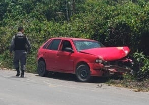 Carro desgovernado colide contra barranco em acidente na AM-010