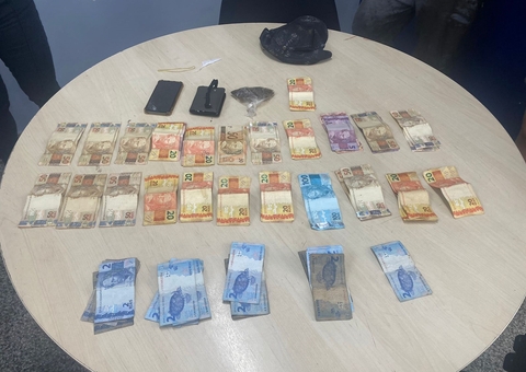 Foragido joga pacote com mais de R$ 2,5 mil durante perseguição policial na Compensa 