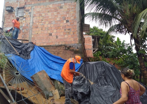 Família fica desesperada após muro de casa deslizar durante chuva em Manaus