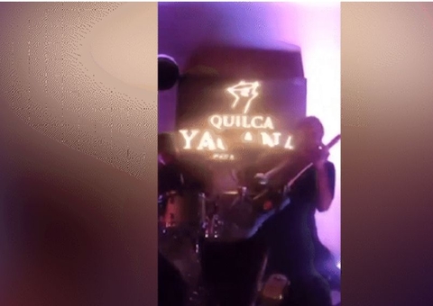 Vocalista sofre descarga elétrica em microfone e desmaia durante show