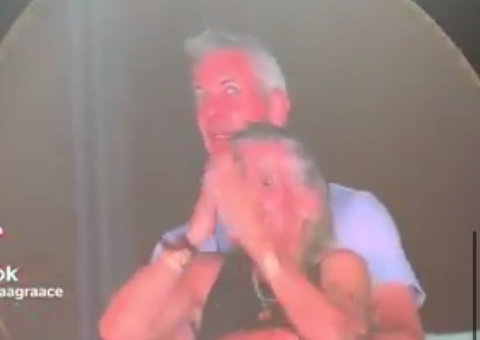 Mulher flagrada em traição no show de Coldplay se demite após escândalo 