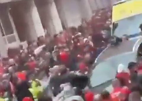 Carro atropela multidão em Liverpool; vídeo chocante 