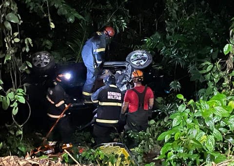 Motorista morre após ser “cuspido” de carro em grave acidente em Manaus