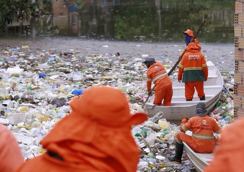 Mais de 600 toneladas de lixo foram retiradas dos igarapés de Manaus
