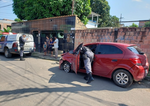 Veículo é abandonado e moradores suspeitam de corpo em porta-malas em Manaus