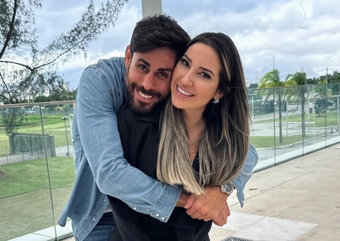 Clima de romance: Amanda e Cara de Sapato curtem show juntinhos