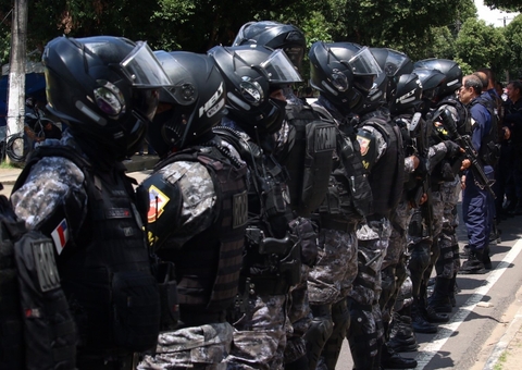 Sob clima de tensão tropas da polícia acompanham retirada de bolsonaristas do CMA 